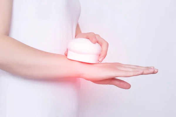 Mädchen behandelt schmerzhaftes Handgelenk mit Hilfe von Physiotherapie und Magnet-Laser-Behandlung, weißer Hintergrund, Beschädigung — Stockfoto