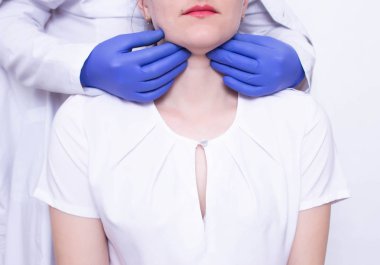 Doktor uzman genişlemiş lenf düğümleri ve tümörler, adenoidler varlığı için kafkas kız boğazında palpasyon tanısı