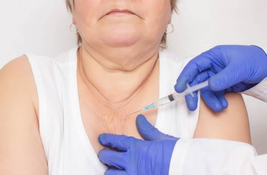 Doktor kuru cilt ve kırışıklıklara karşı dekolte bölgesine yaşlı bir kadının mezoterapi ve biorevitalizasyon enjekte, ozon tedavisi