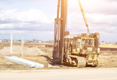 İnşaat ve betonarme kazık sürüş zavallı toprak, sürüş kazık, dizel çekiç, hindistancevizi, nem direnci donatımı temeline inşası