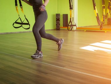 Ders ve Egzersiz Trx döngüler ile modern bir spor salonunda, kopya alanı, güneş, aşırı kilo, metabolik