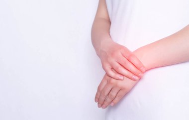 Bir kızın bileğinde ağrı ve iltihap, carpus