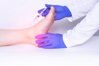 Doktor ayak bileği eklemi içine hastanın enjeksiyon yapar, bir karricosteroid ve kondroprotektör ile bir anti-inflamatuar ilaç, hastalık