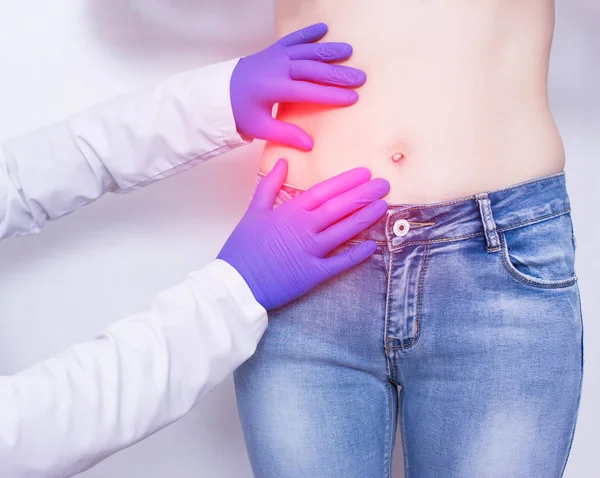 O médico realiza uma inspeção visual e palpação do abdômen do paciente sob suspeita de apendicite aguda e inflamação, dor abdominal, médico — Fotografia de Stock