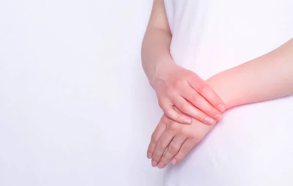 Dor e inflamação na mão no pulso de uma menina, carpo — Fotografia de Stock