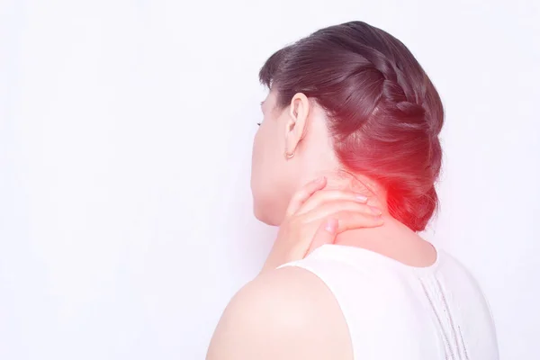 A young girl holds on to a sore neck in which the protrusion and fibromyalgia of the muscles, medical, copy space, vertebral instability — Stock Photo, Image