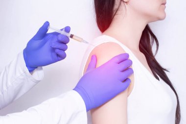 Bir doktor omuz eklemi, artroz, yakın çekim ağrı ve iltihabı olan bir hastaya plazma kaldırma enjeksiyonları yapar