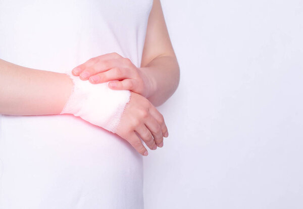 Девушка держит запястье на руке, которая имеет заживляющий компресс с анестезией, лечение запястья, копия пространства, ревматоидный артрит
