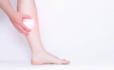 Bir adam bacakta hasarlı ligamentler, burkulan baldır kasları, soğuk tedavi, fotokopi alanı, mikro kırık bir soğuk uygulanan