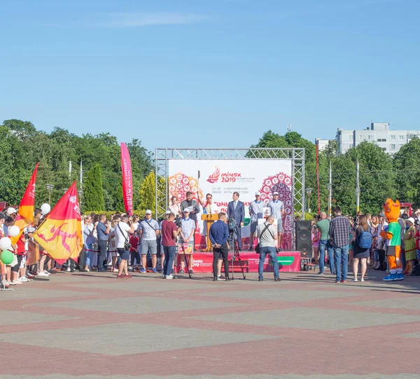 Bobruisk Belarus 06 03 2019: The central square of the relay on the awarding and ignition of the fire of European games 2019 — Stock Photo, Image