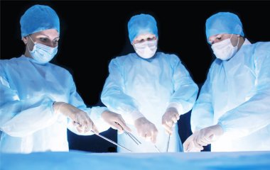 Üç cerrah, bir erkek ve bir kadın, ameliyat odasında insan organlarını çıkarmak ve nakil etmek, mide reect ve safra kesesi, apandisit kaldırmak için cerrahi gerçekleştirmek