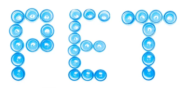 Сині пластикові банки на білому тлі слово ПЕТ, поліетилентерефталат, ізольовані, код переробки — стокове фото