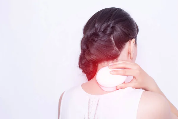 The girl treats the cervical spine with physiotherapy, magnet therapy, copy space, medical, shoulder girdle periarthritis — Stock Image The girl treats the cervical spine with physiotherapy, magnet therapy, copy space, medical, shoulder girdle periarthritis Stock Image