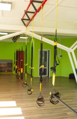 Fitness ve spor döngü Trx yeni spor salonunda modern formu, kaslar