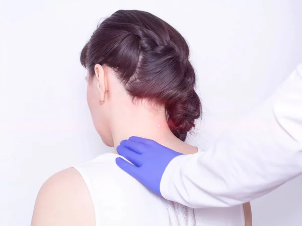 Treatment of pain in the cervical spine using physiotherapy laser therapy, inflammation, modern method, protrusion — Stock Photo, Image