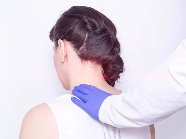 Treatment of pain in the cervical spine using physiotherapy laser therapy, inflammation, modern method, protrusion — Stock Image Treatment of pain in the cervical spine using physiotherapy laser therapy, inflammation, modern method, protrusion Stock Picture