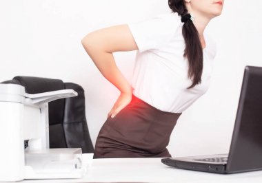 bir sandalyeden onu ağrıyan onu ağrıyan tutan kız ofis çalışanı, ofis çalışanlarında sırt ağrısı kavramı, kas ve omurilik sorunları laktik asit, lumbago