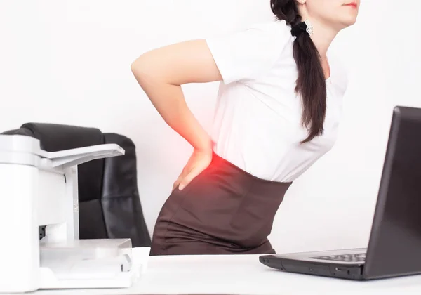 Pracownik biura dziewczyna trzymając ją ból z powrotem z krzesła, pojęcie bólu pleców w pracowników biurowych, kwas mlekowy w mięśniach i problemy kręgosłupa, Przebyty udar mózgu — Zdjęcie stockowe