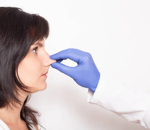 El cirujano plástico médico examina la nariz de los pacientes antes de la cirugía. Concepto de rinoplastia de la nariz, espacio de copia, rinoplastia secundaria — Foto de Stock