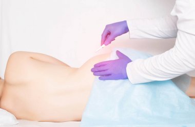 neşterli doktor cerrah yapay kalça eklemi, kalça kırığı, endoprotez replasmanı, fotokopi alanı, femoral başın aseptik nekrozu yerine hastaya bir kesi yapar