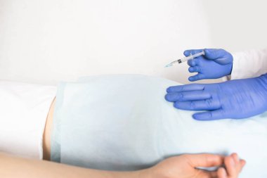Doktor proktolog modern yöntem skleroterapi, beyaz arka plan, tedavi hemoroid, fotokopi alanı yardımıyla hemoroid için bir hasta davranır