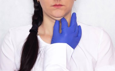 Doktor kozmetolojist plastik cerrah çift çene, sorun, tıbbi, portre, yüz için genç bir kız tutan