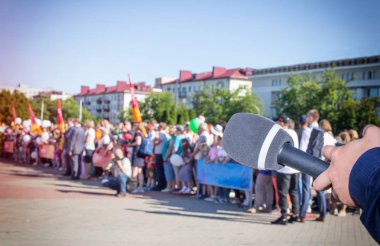 Konuşma ve röportaj özgürlüğü kare kavramı insanların bir kalabalığın arka planda mikrofon. Meydanda ralli, grev, kopyalama alanı, kamuoyu