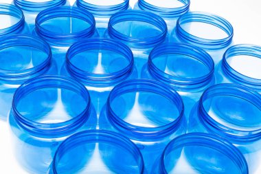 Beyaz arka plan izole mavi plastik kavanoz, polietilen tereftalat, tara