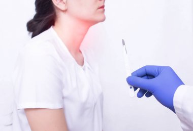 Doktor boğaz hastalığı olan bir kızın arka plan üzerinde cerrahi bir neşter tutan, cerrahi ile adenoidler çıkarma kavramı, boğaz hastalıkları için cerrahi