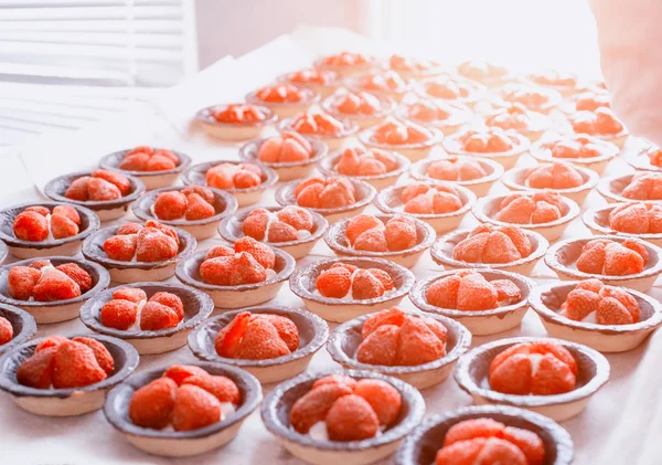 Veel mooie en smakelijke taarten in een taartje met verse aardbeien, achtergrond. Zomer dessert, verse BES — Stockfoto