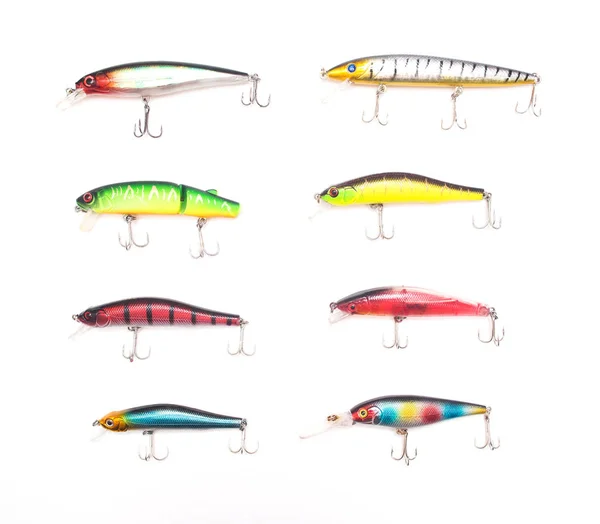 Multicolorida isca bugigangas e osciladores para a pesca em um fundo branco, isolar, artes de pesca — Fotografia de Stock