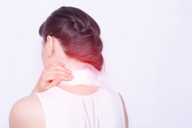 Boyun, ağrı ve boyun kasları iltihabı olan bir tıbbi kompres ile bir kız, boyun hastalıklarının tedavisi, servikalji