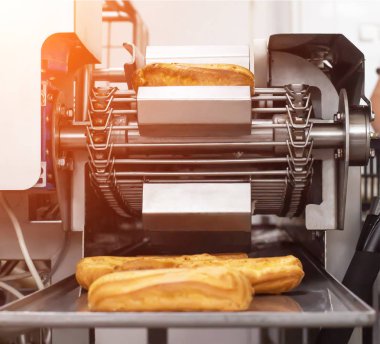 Krem ve haşlanmış yoğunlaştırılmış süt ile otomatik modern muhallebi kek hattı. Şekerleme imalatı tatlılar