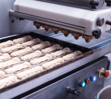 Eclairs üretimi için otomatik hat. Eclair Kek Hamur Pişirme, hazırlık