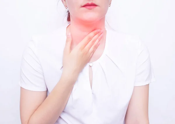 Jovem menina branca bonita segurando sua garganta, o conceito de um tumor e amigdalite bacteriana, amigdalite — Fotografia de Stock