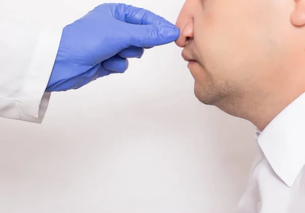 Доктор пластичний хірург перевіряє чоловіка на носі перед операцією на виправлення носа, ринопластику, простір копіювання, перегородку — стокове фото