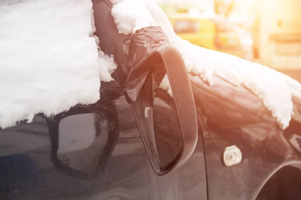 Espejo de coche roto en un coche, concepto de accidente de tráfico y seguro de coche, invierno — Foto de Stock