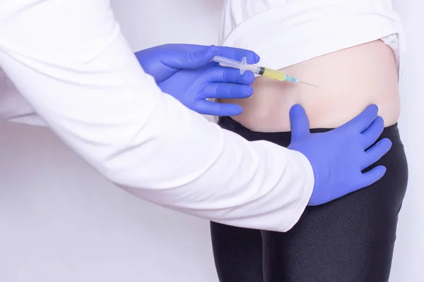 Modern method of eliminating pain and inflammation of the injection of blood plasma into the hip joint, plasma therapy, intervertebral hernia — Stock Image Modern method of eliminating pain and inflammation of the injection of blood plasma into the hip joint, plasma therapy, intervertebral hernia Royalty Free Stock Photos