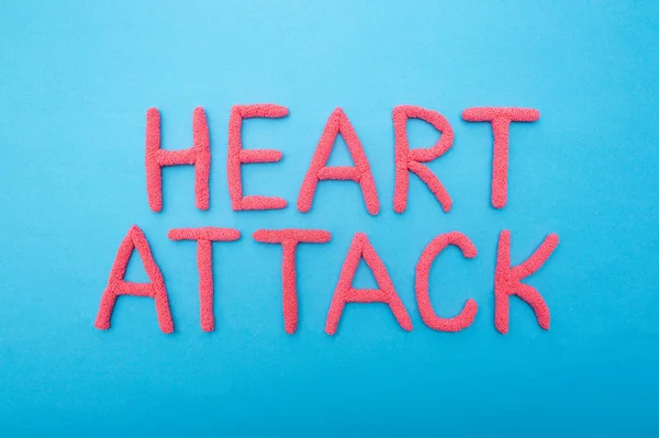 铭文 心肌梗死和心肌、大脑、心脏病的蓝色背景概念心脏病发作 — 图库照片