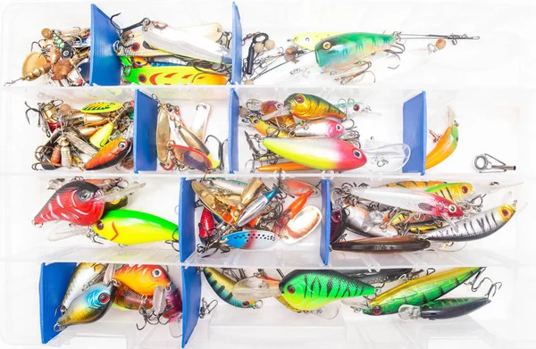 白い背景に釣りのための多色の餌のルアーを持つ釣りスーツケース、ウォブラー — ストック写真