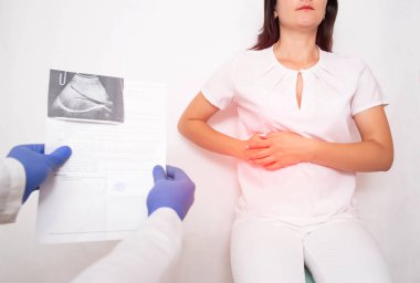 Doktor hipokondriyum safra kesesi ağrı ile bir kız hasta muayene. Safra kesesi hastalığı kolesistit ve safra diskinezi