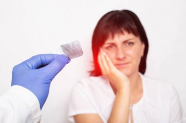 Bir diş hekimi doktor ağrı ve diş iltihabı olan bir kızın arka plan karşı bir diş minber olan bir hastanın röntgen tutar, kopya alanı