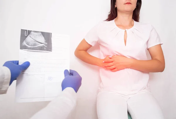 Untersucht der Arzt eine Patientin mit Schmerzen in der Hypochondrium-Gallenblase. Gallenblasenerkrankung Cholezystitis und Gallendyskinesie — Stockfoto