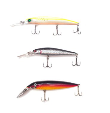 Beyaz bir arka plan üzerinde balıkçılık için çok renkli yem baubles ve wobblers, izole, balıkçılık dişli