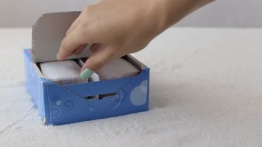 kız günlük sıhhi pedleri ile bir kutu açar ve bir alır, yakın çekim, sıhhi peçete