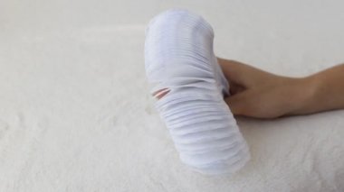 Kız parmak günlük sıhhi pedleri temizlik ve hijyen kavramı, yakın çekim, adet
