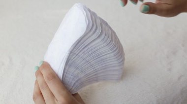 Kız parmak günlük sıhhi pedleri temizlik ve hijyen kavramı, yakın çekim, adet