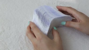 Kız parmak günlük sıhhi pedleri temizlik ve hijyen kavramı, yakın çekim, adet