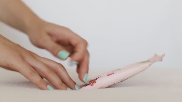 Kız cildini temizlemek için ıslak bir havlu alır ve ellerini temizler, yakın çekim — Stok video