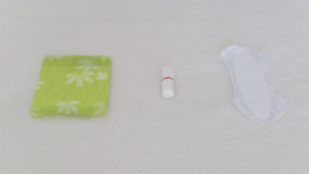 Dívka si vybírá podložku pro menstruaci, peloty, sanitární tampóny, denní destička — Stock video